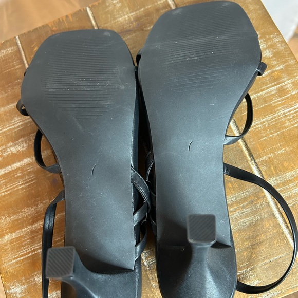 Shoe N Tale Black Strappy Sandals/Shoes - Picture 4 of 4